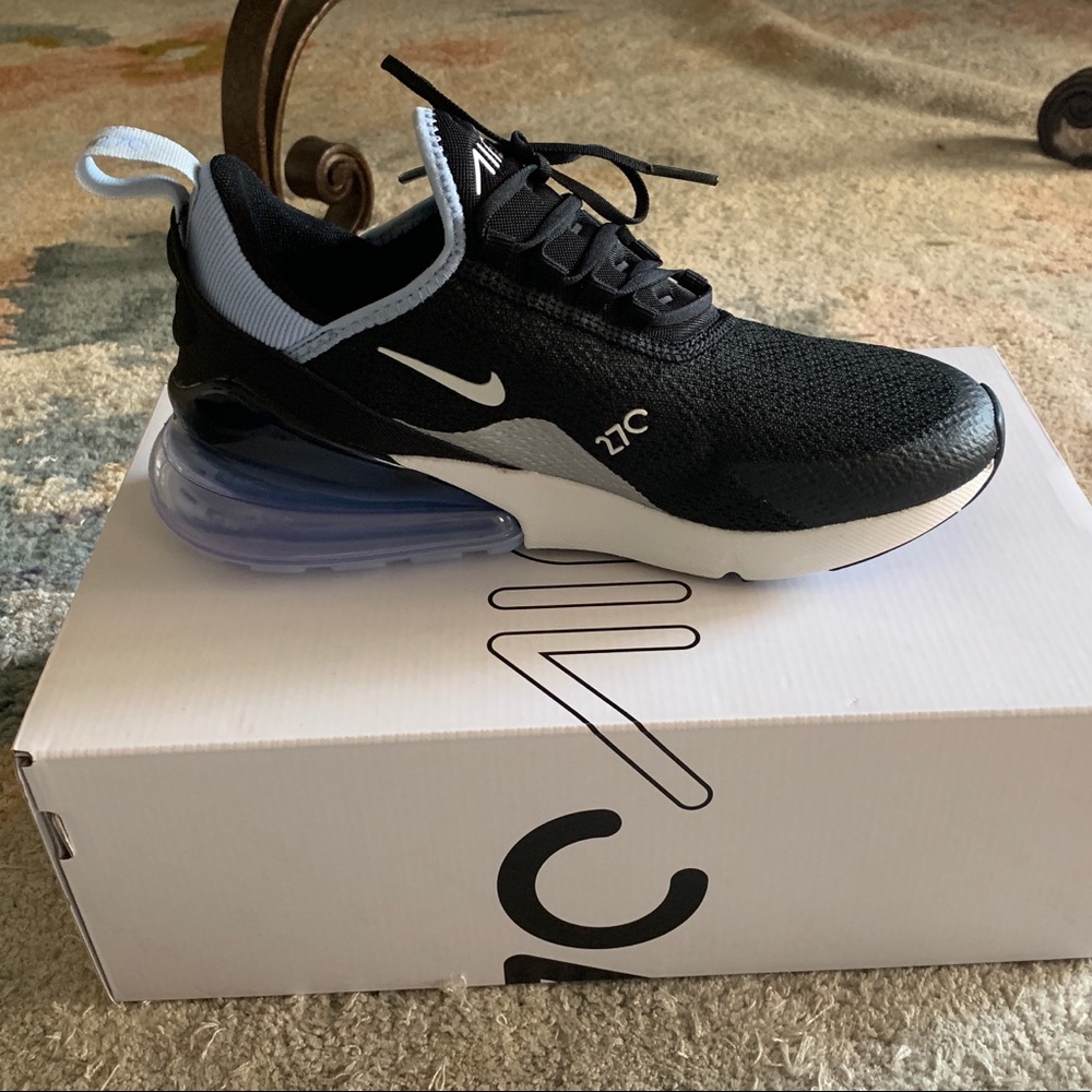 BRAND NEW! Nike Air Max 270 💙🖤